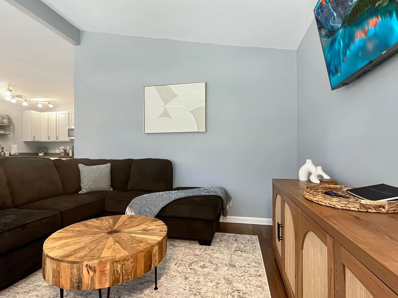 501 W 9th St #1369214P - Photo 6 of 35