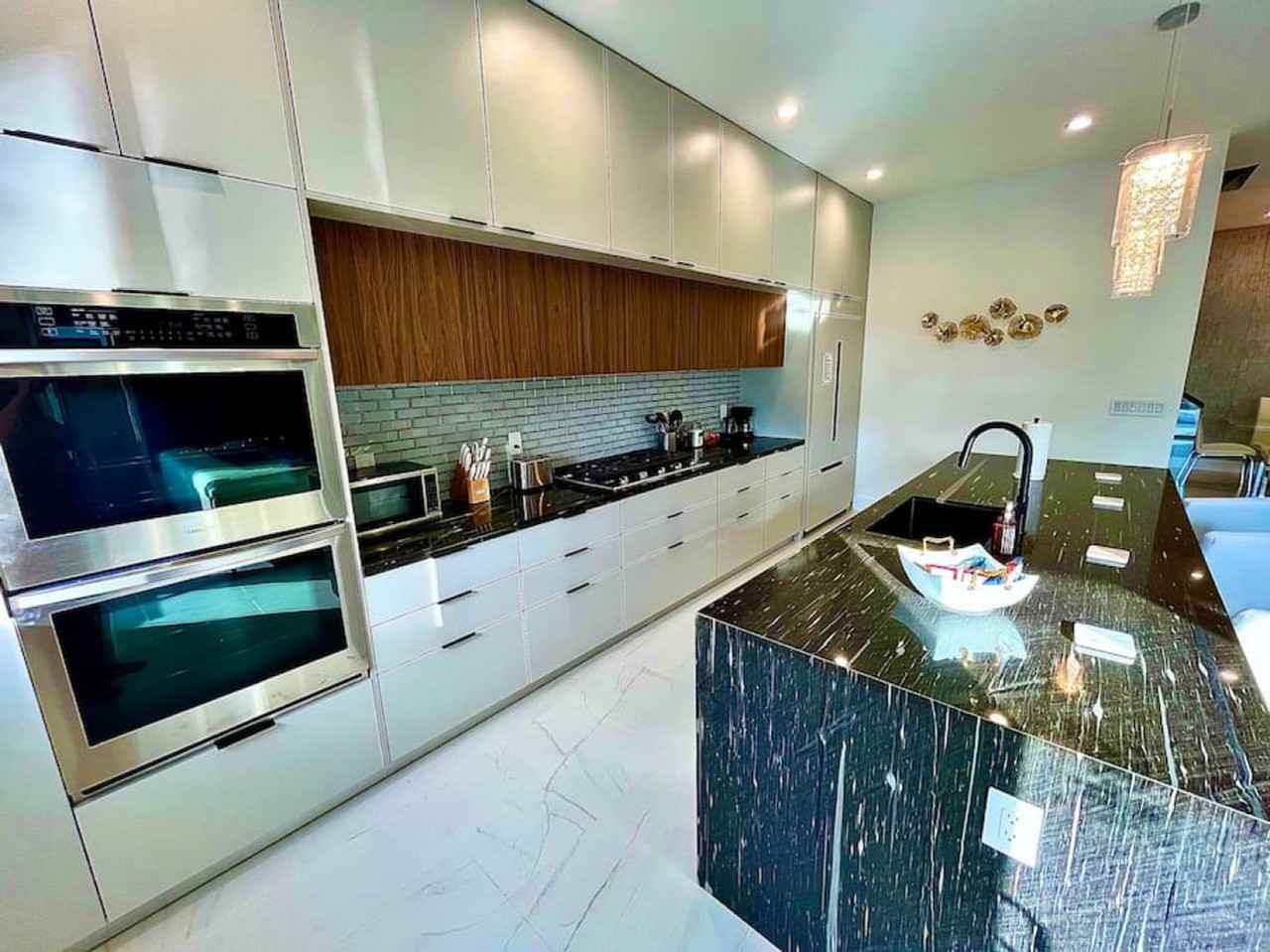 549 Ne 14th Ave #1369642P - Photo 5 of 31