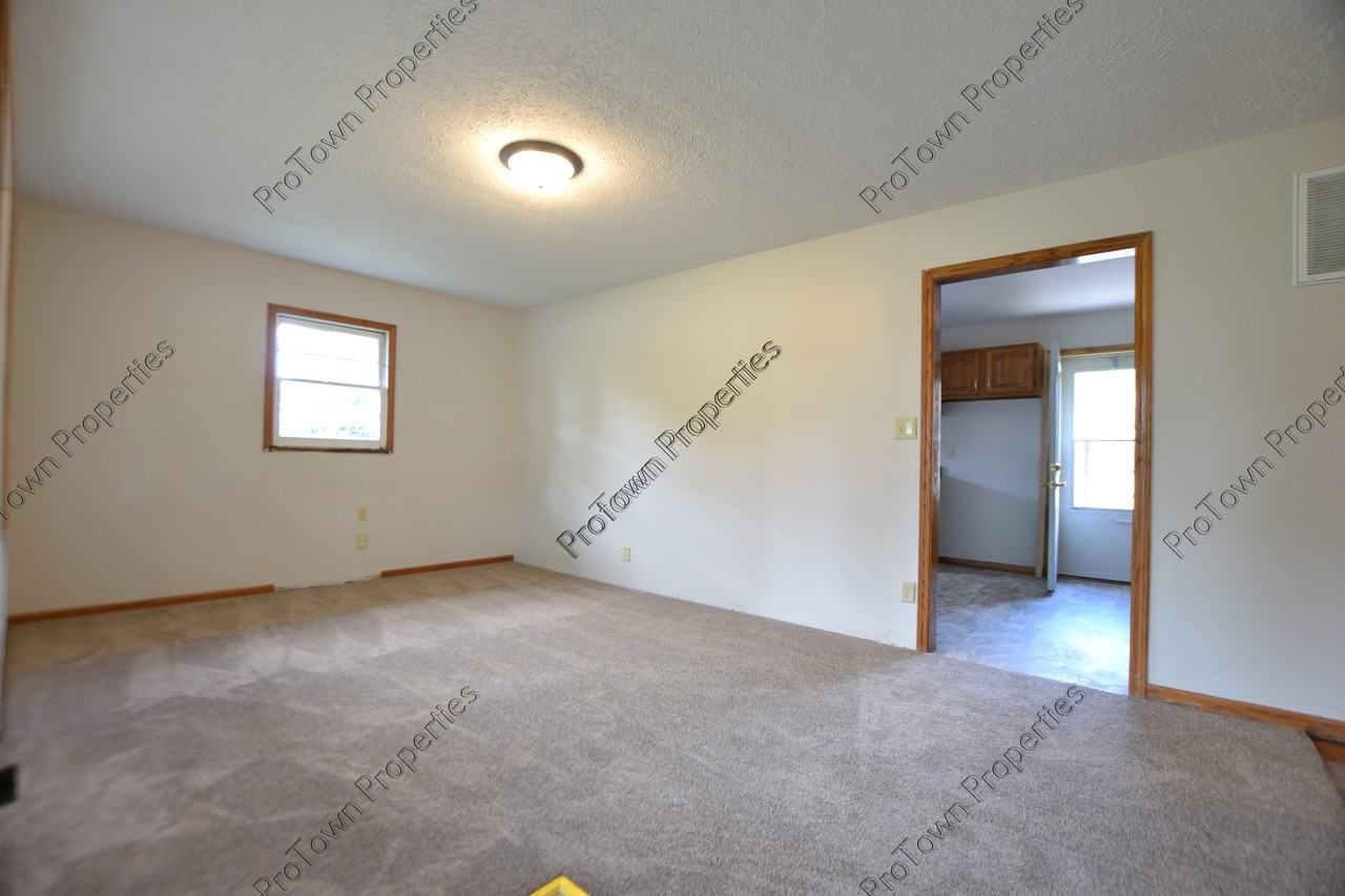 131 Robinson Drive - Photo 3 of 8