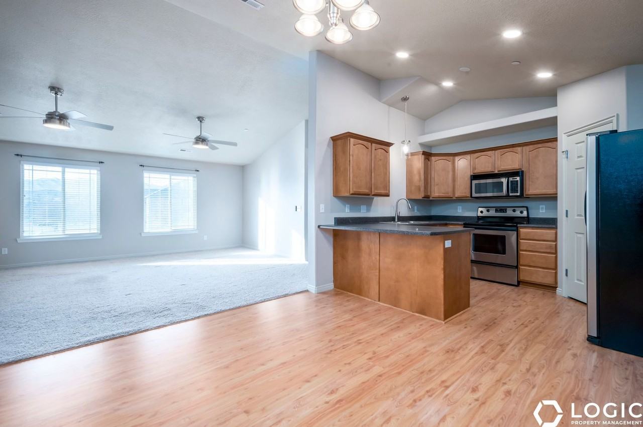 3585 East Rock Creek Road #E10 - Photo 7 of 21