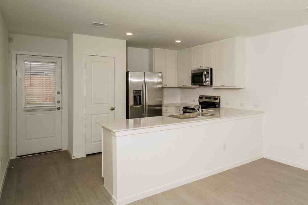 543 Roquefort St - Photo 6 of 16