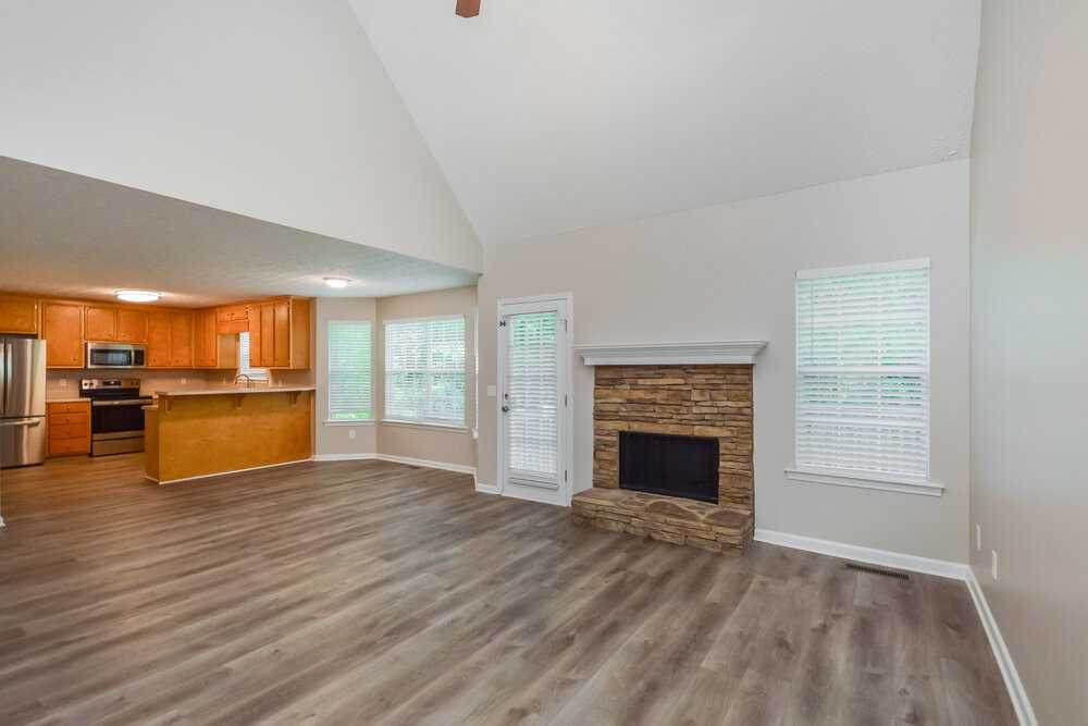 335 Alcovy Cir - Photo 4 of 17