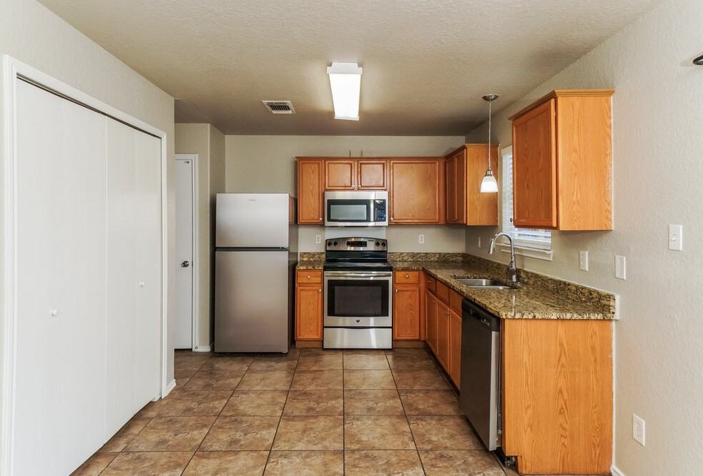 8434 Adams Hill Dr - Photo 7 of 17