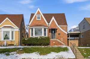 featured image of 6640 West Foster Avenue #1