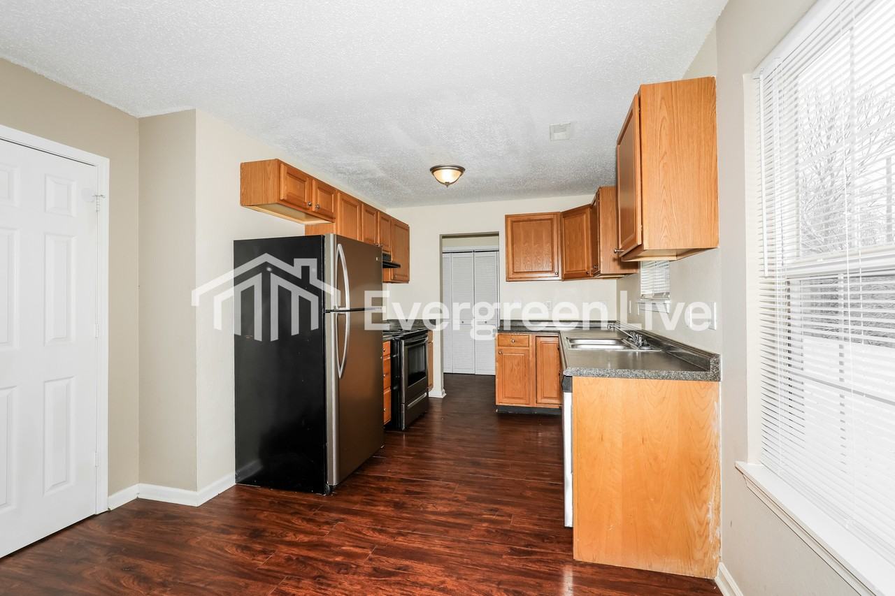 11359 Shady Hollow Ln - Photo 5 of 15