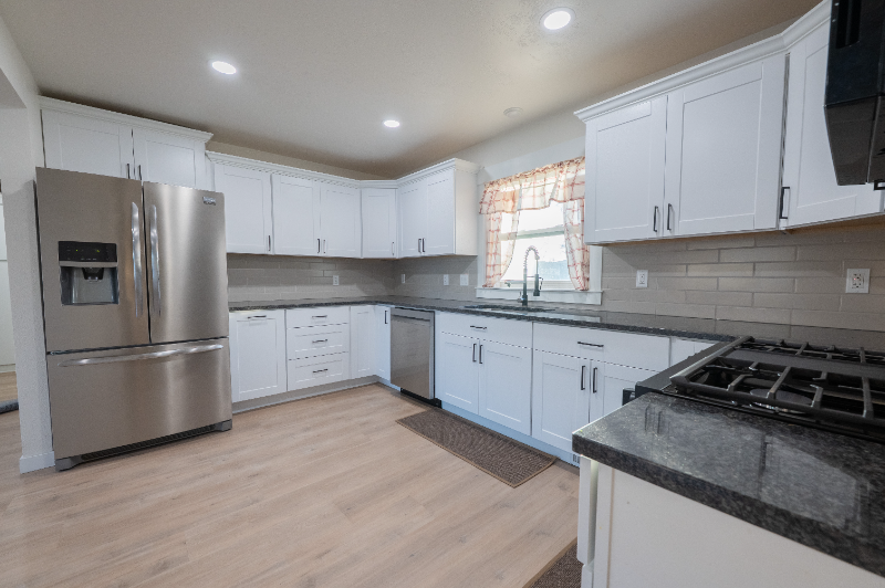 945 North 7th East Street - Photo 5 of 31