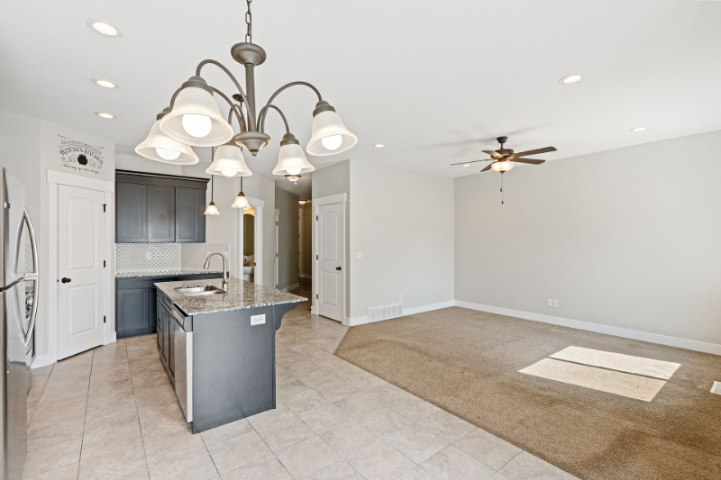 1721 Parkway Drive - Photo 4 of 20