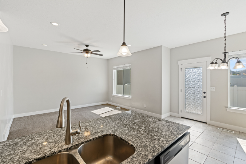 1721 Parkway Drive - Photo 5 of 20