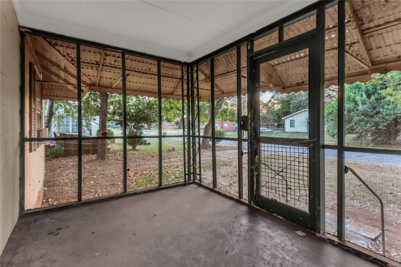 2614 Skyline Avenue - Photo 4 of 20