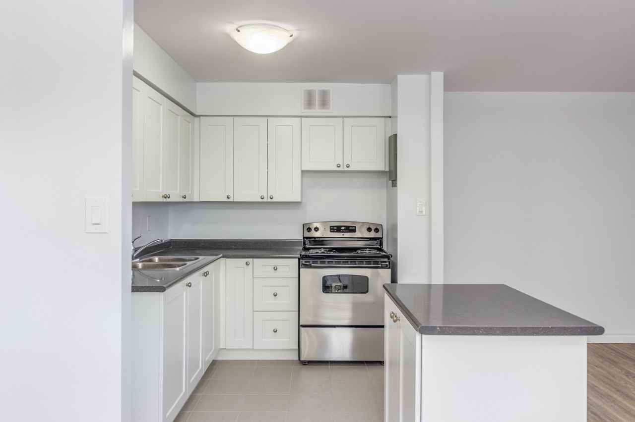 275 North Service Road Apartments - Photo 6 of 9