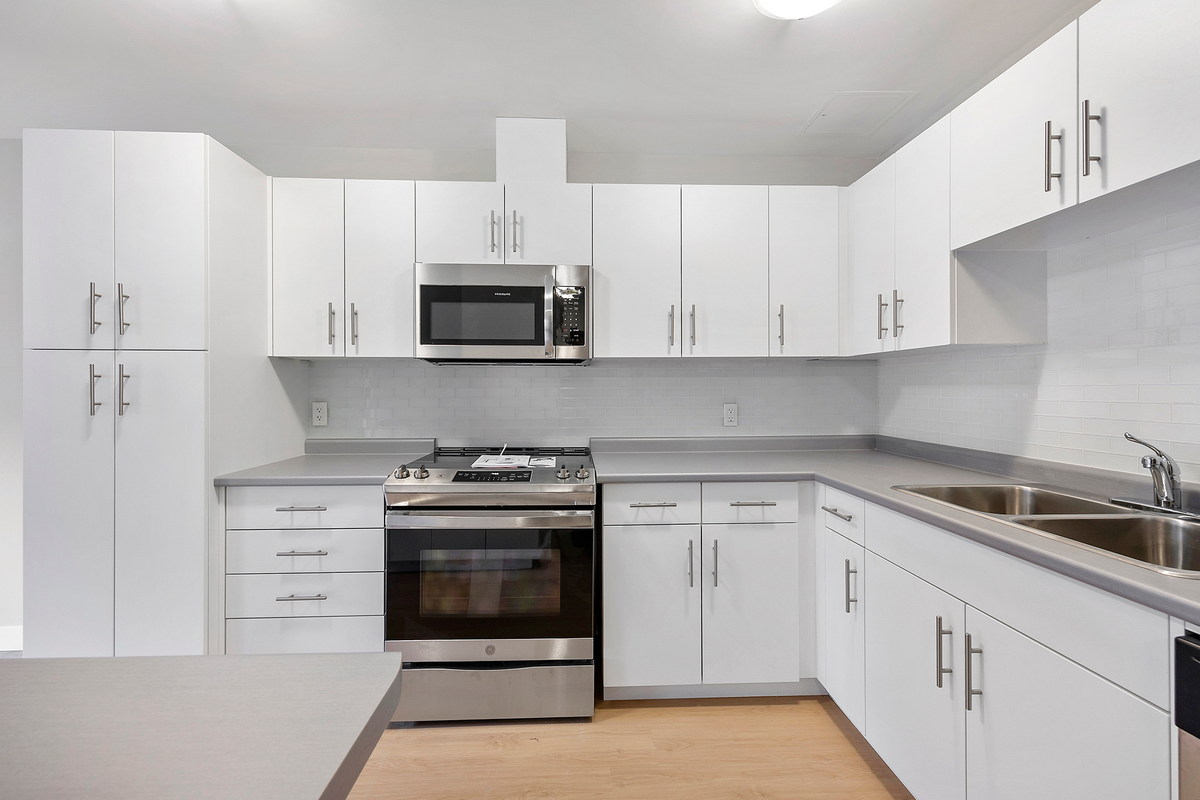 396 Queens Avenue - Photo 3 of 11