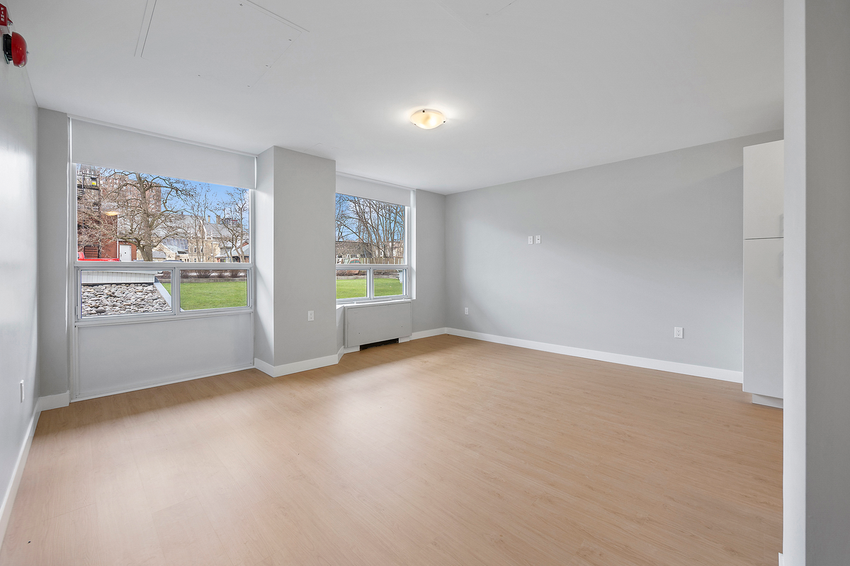 396 Queens Avenue - Photo 4 of 11