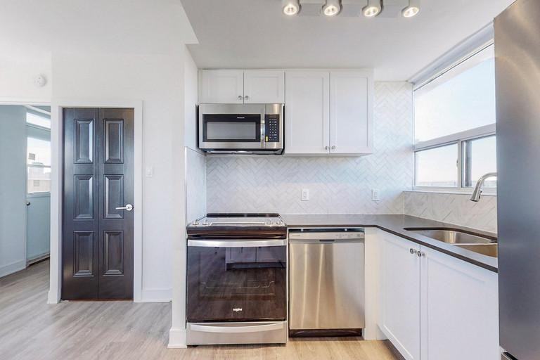 70 Spadina Road - Photo 7 of 18