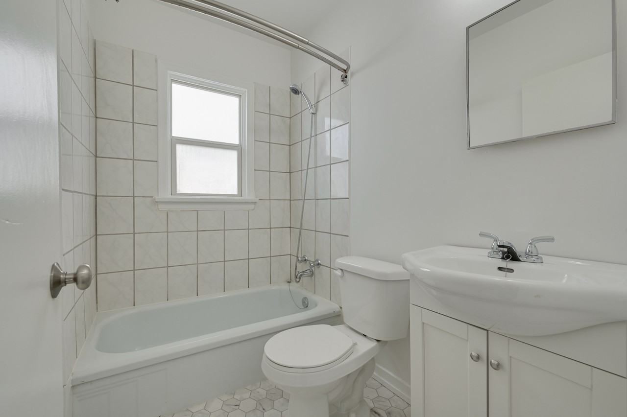 Edward Manor - Photo 4 of 13