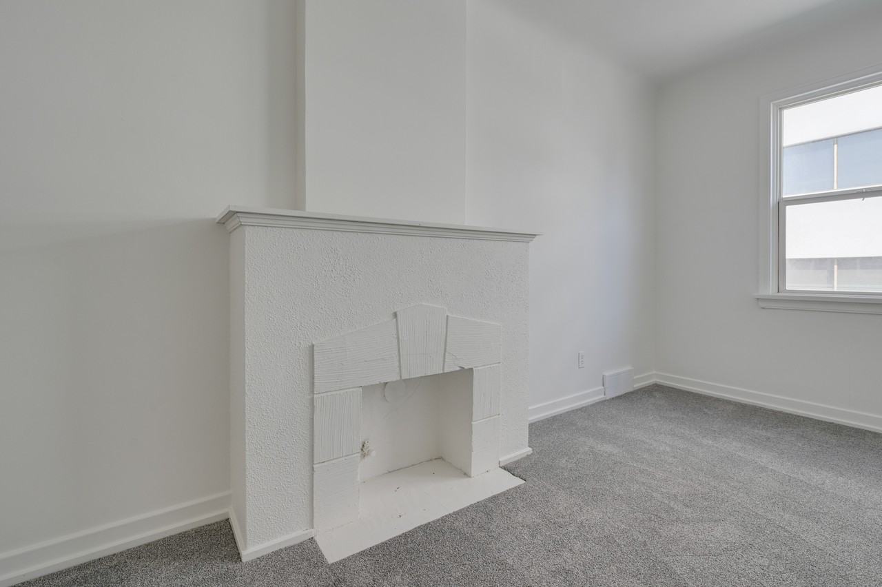 Edward Manor - Photo 5 of 13