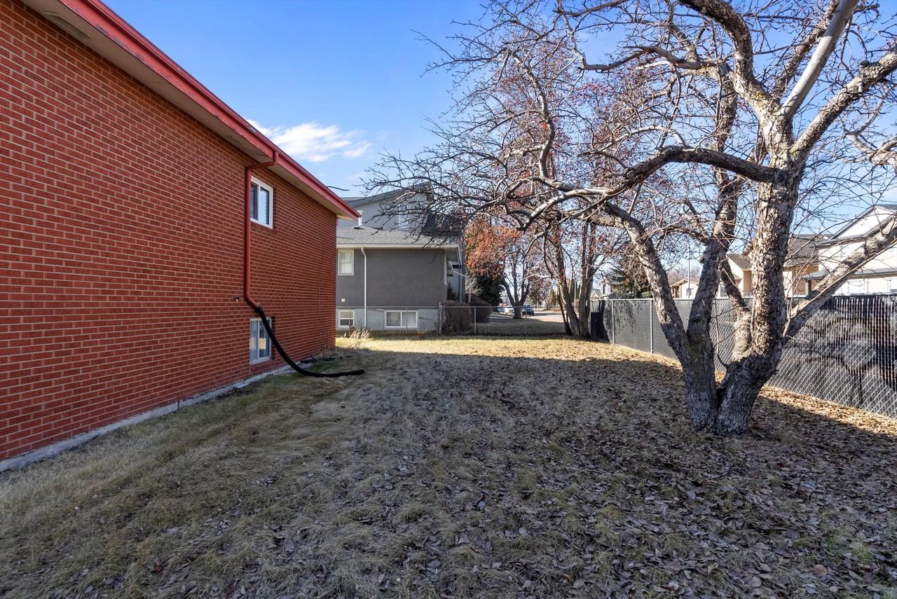 7815 103 Avenue - Photo 3 of 37