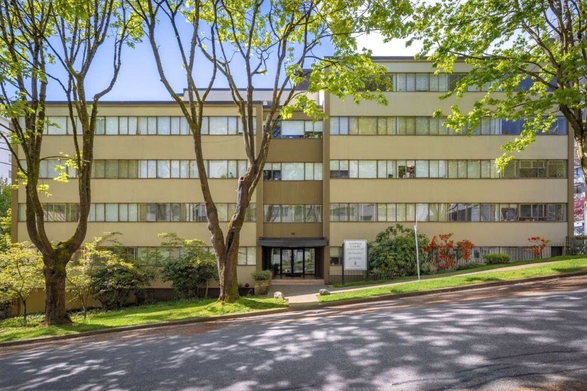 Stephen Court - Photo 3 of 48