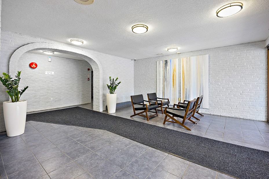 498 Queens Avenue - Photo 3 of 10