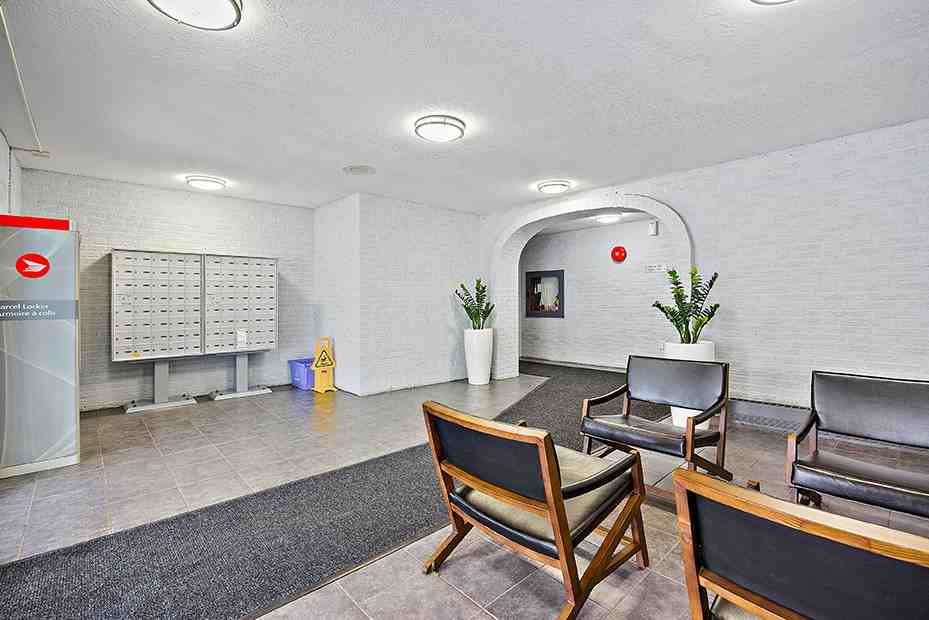 498 Queens Avenue - Photo 4 of 10