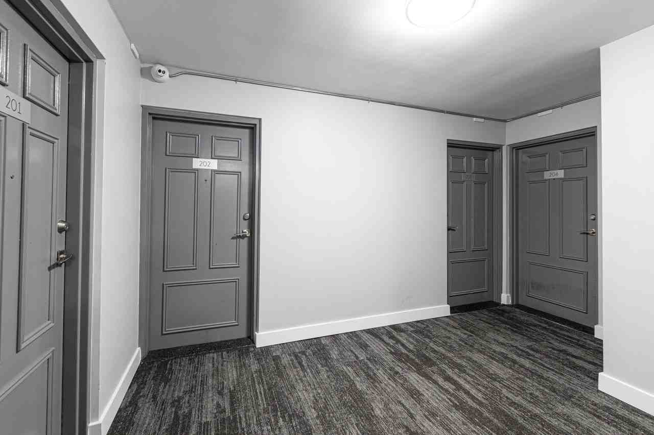 498 Queens Avenue - Photo 6 of 10