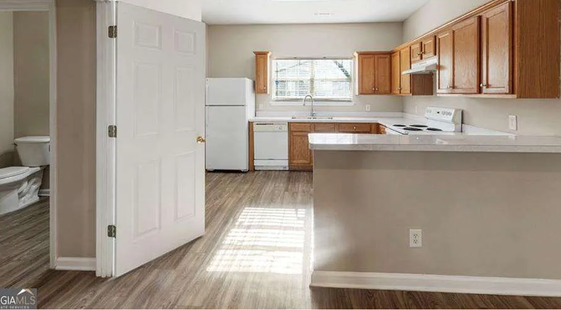 6750 Sunset Hills Boulevard - Photo 7 of 14