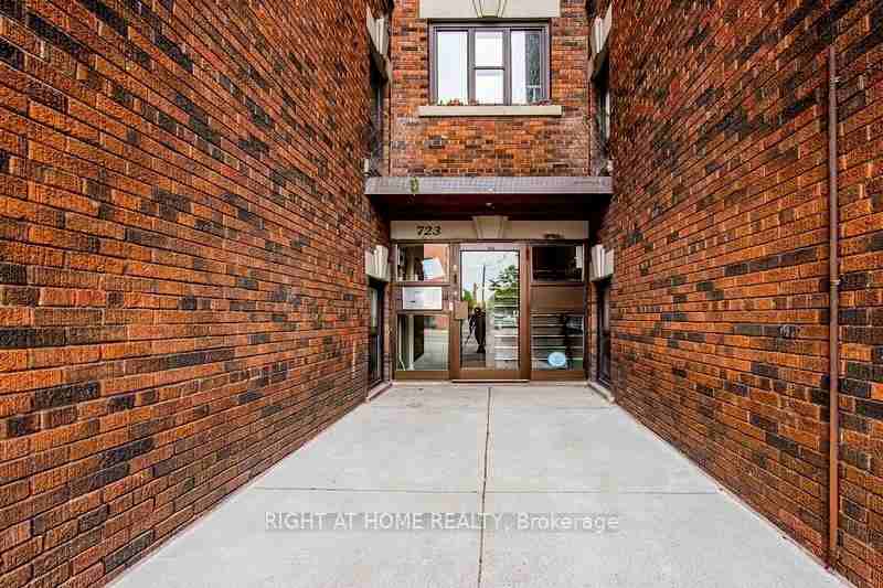 723 Bloor Street West #D - Photo 5 of 11