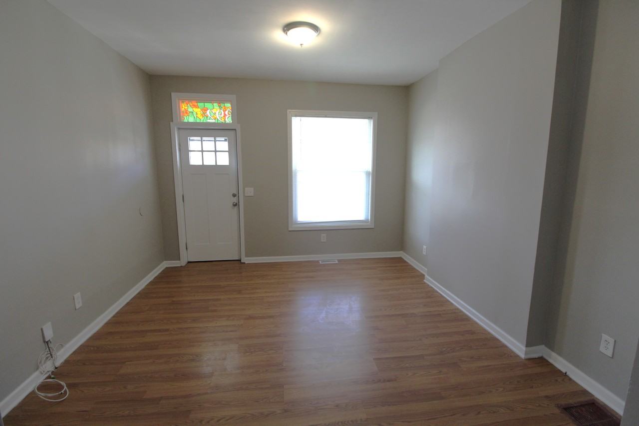 392 North Garfield Avenue - Photo 3 of 18