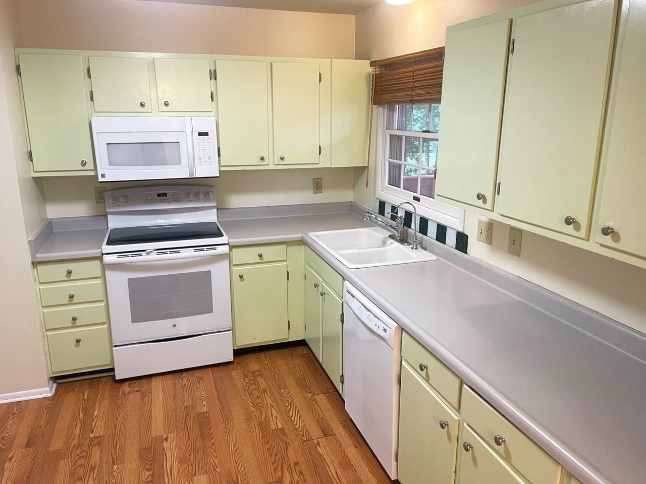 1522 Cameron Dr #1 - Photo 4 of 29