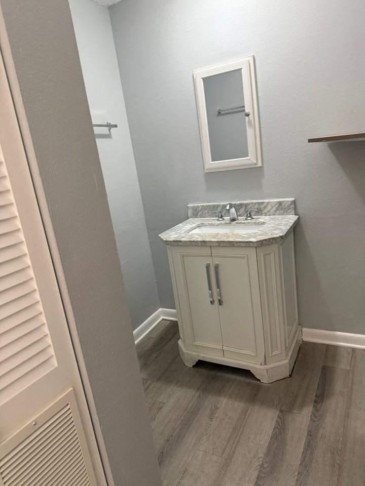 2811 T-168 2811 S.W. Archer Rd. - Photo 5 of 7