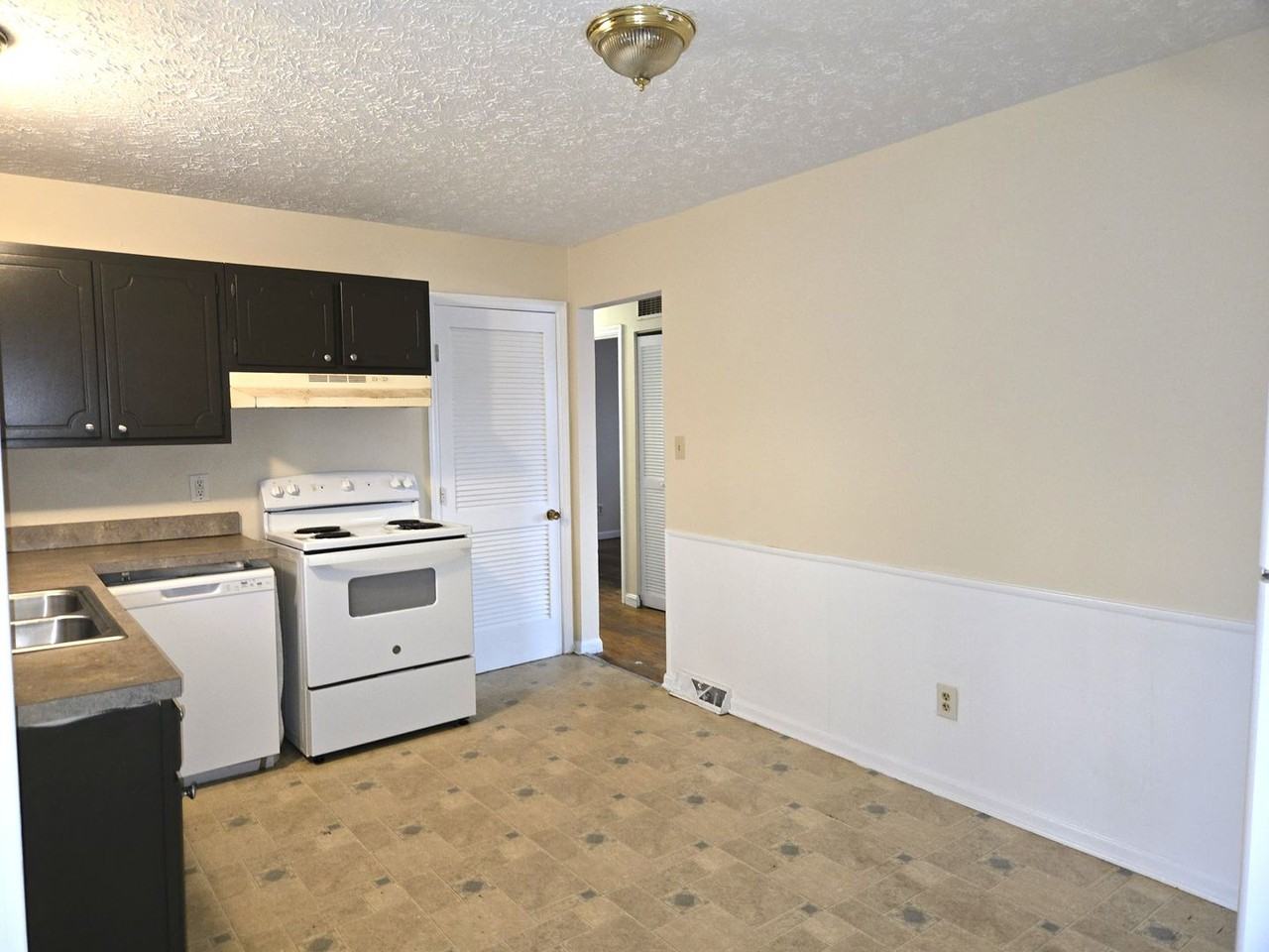 537 Asbury Lane - Photo 7 of 18