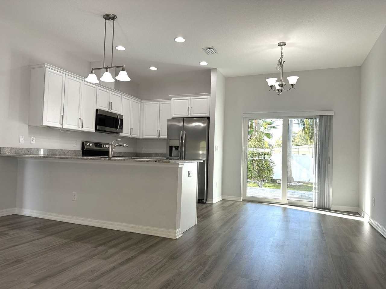 8848 92nd St - Photo 7 of 28