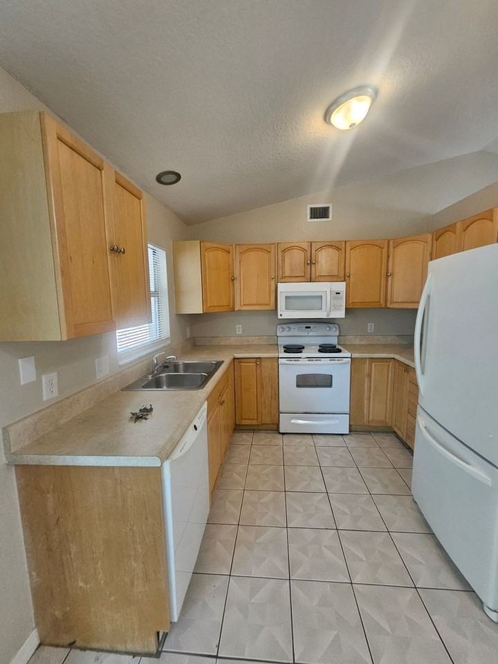 1427 Hayworth Road - Photo 4 of 13