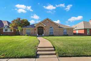 featured image of 6829 Glenoak Lane