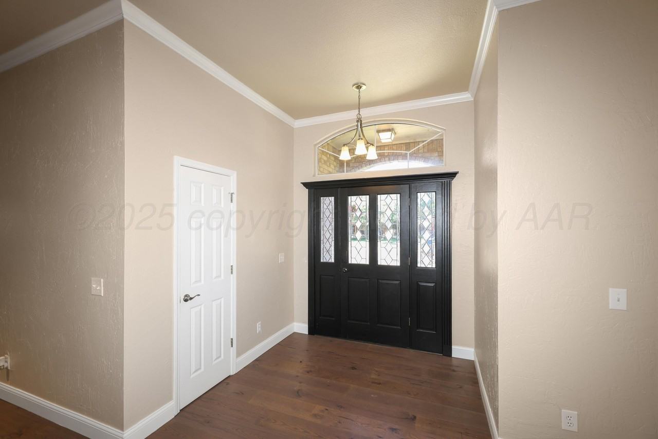 6829 Glenoak Lane - Photo 4 of 42