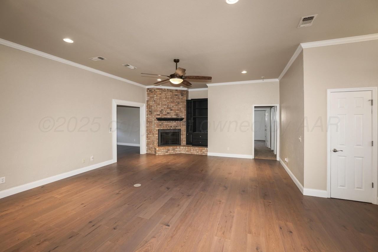 6829 Glenoak Lane - Photo 6 of 42