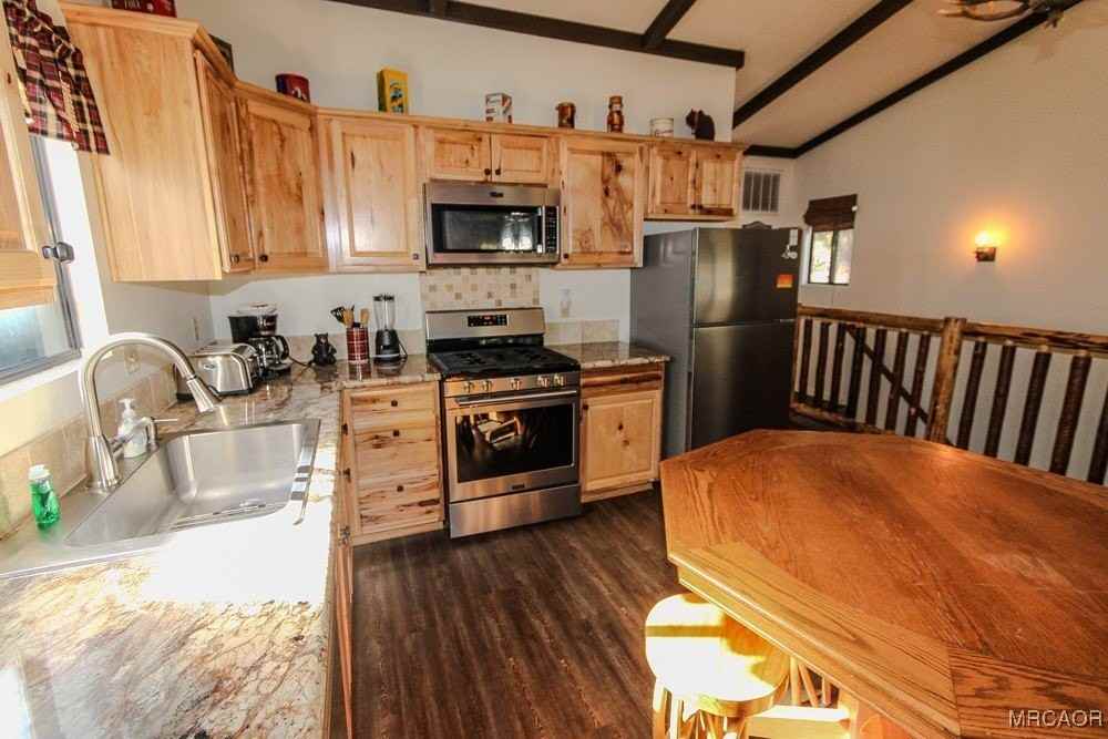 664 S Knight Ave - Photo 6 of 35