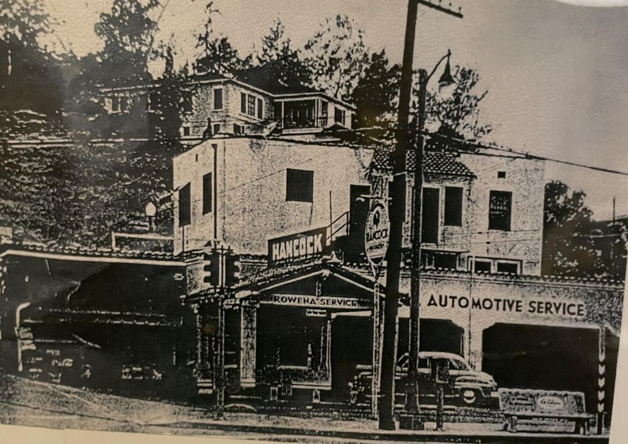 2779 Lakewood Avenue - Photo 2 of 11