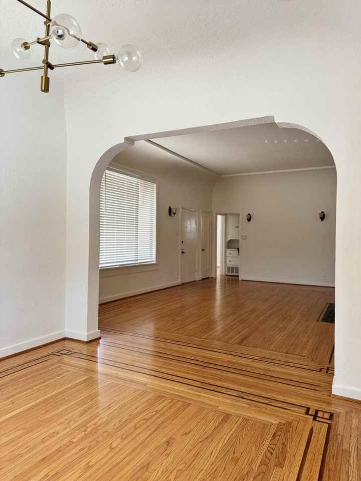 2779 Lakewood Avenue - Photo 4 of 11