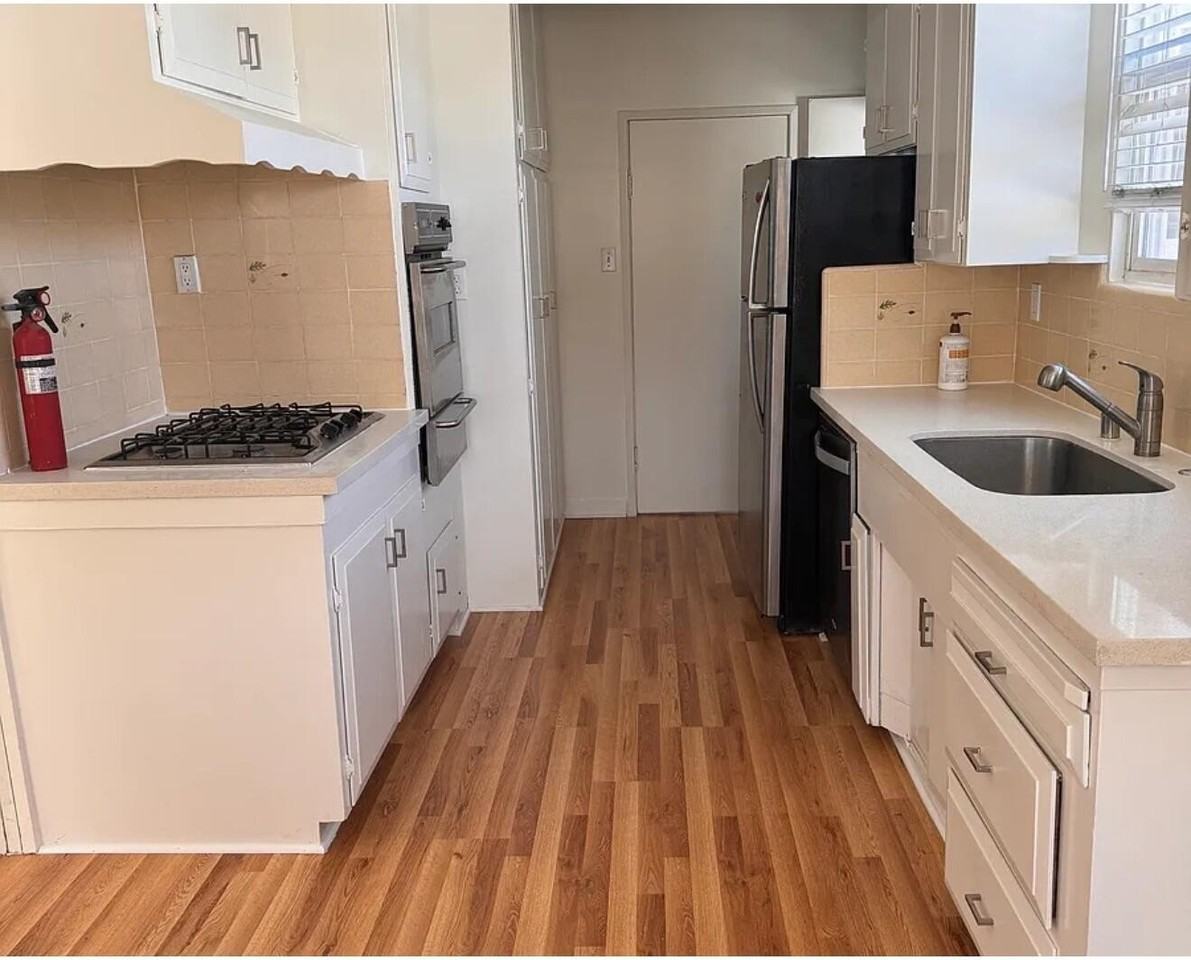 2779 Lakewood Avenue - Photo 7 of 11