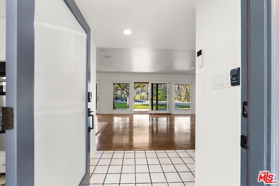 3761 Sheridge Dr - Photo 4 of 24