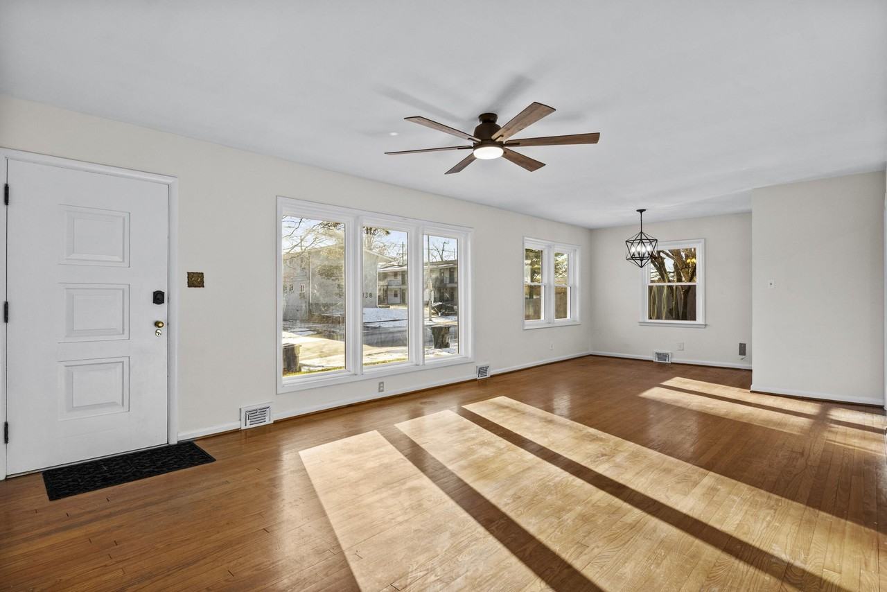 143 East Lowry Lane - Photo 4 of 11