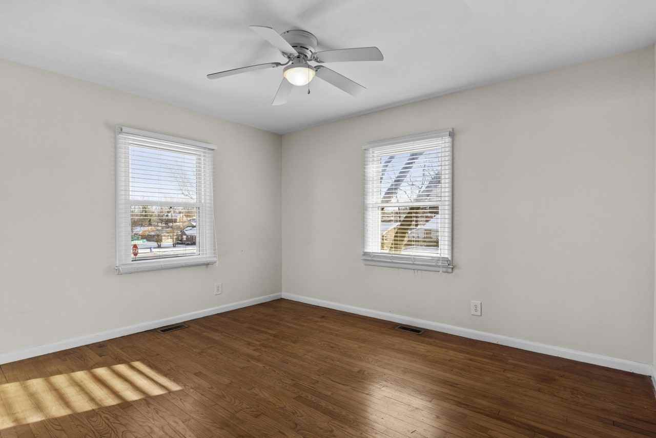 143 East Lowry Lane - Photo 7 of 11