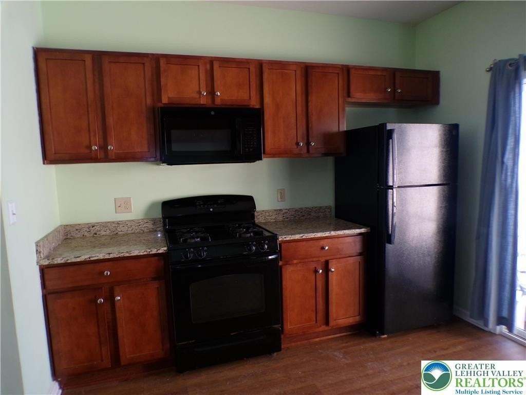 2022 Mercer Way - Photo 5 of 13