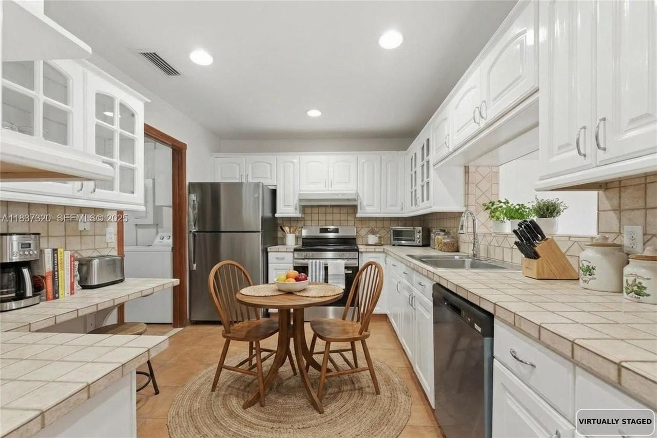 8510 Nw 8th St - Photo 5 of 33