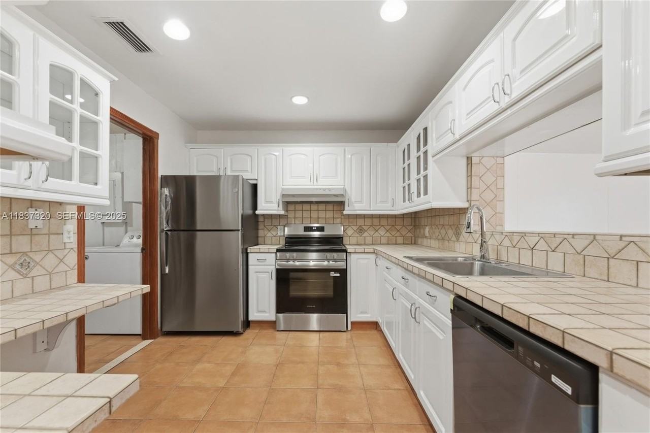 8510 Nw 8th St - Photo 6 of 33