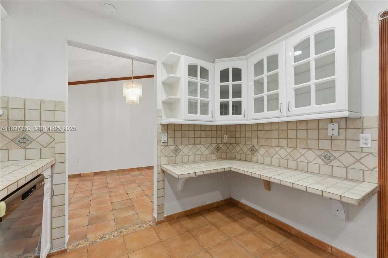 8510 Nw 8th St - Photo 7 of 33