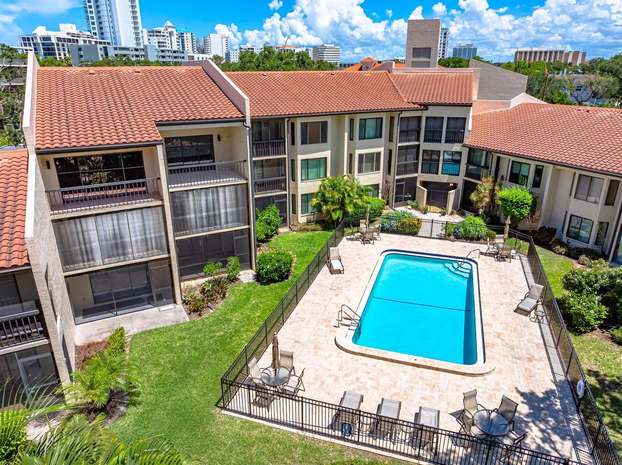 800 Hudson Ave #303 - Photo 2 of 36