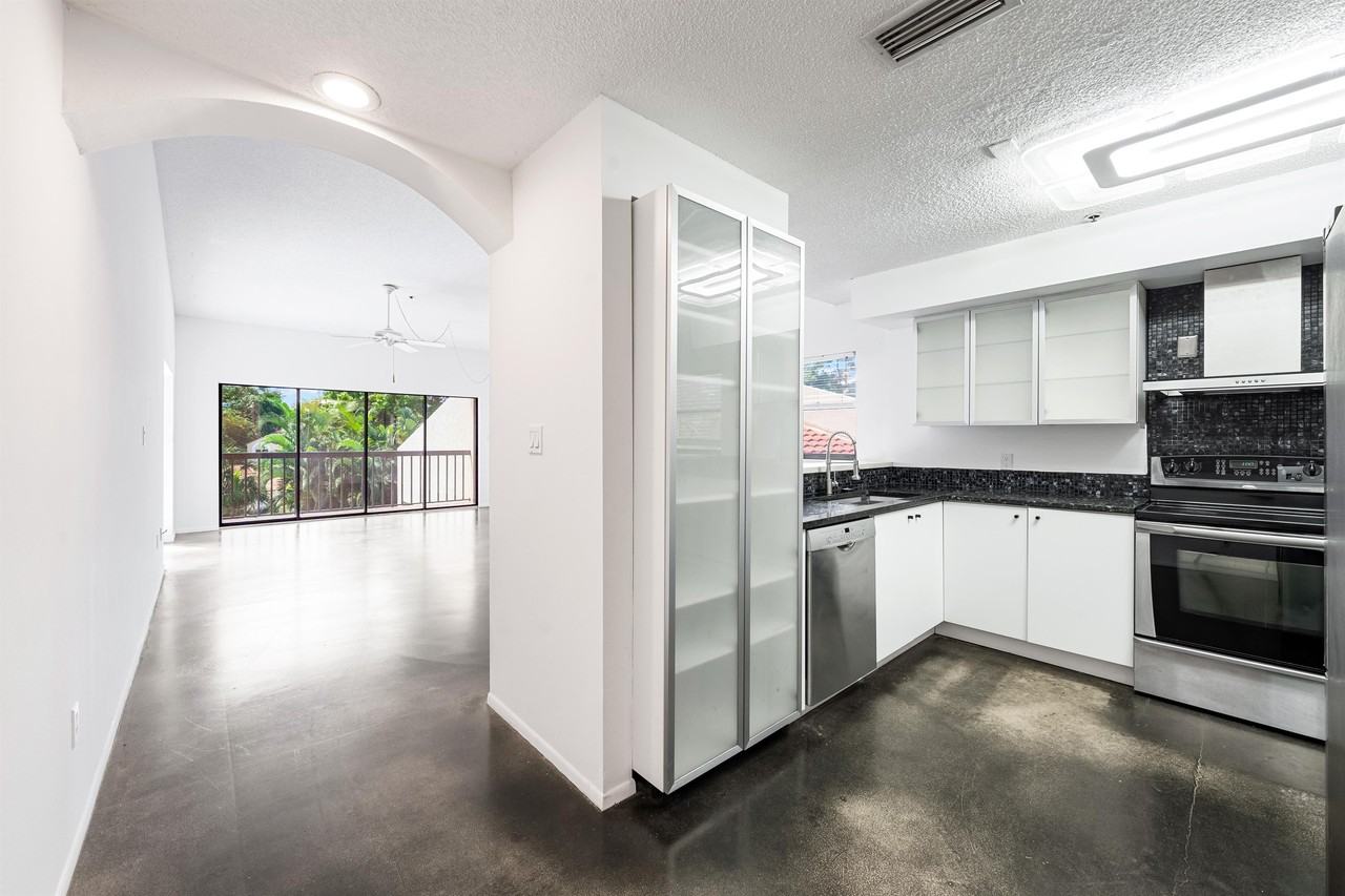 800 Hudson Ave #303 - Photo 6 of 36