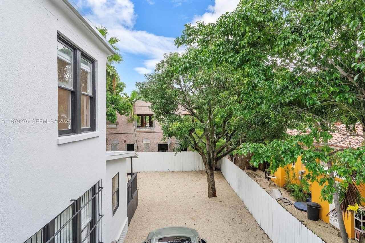 177 Ne 44th St - Photo 5 of 50