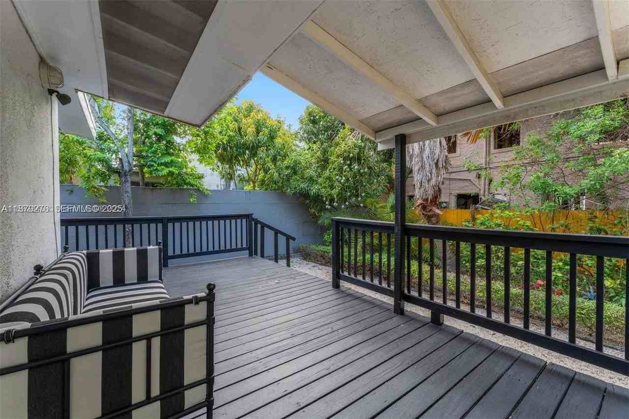 177 Ne 44th St - Photo 4 of 50